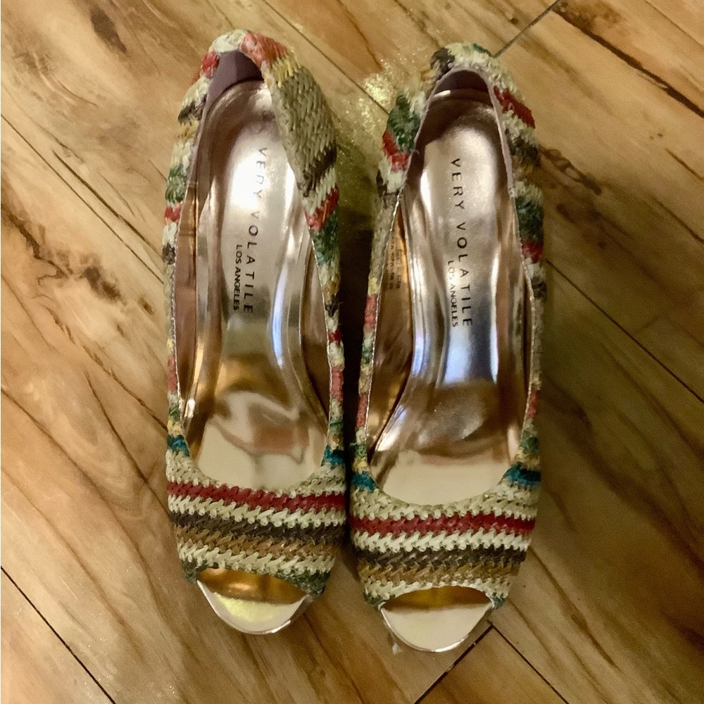 Volatile Los Angeles Wedge Size 9 Fits like a 8